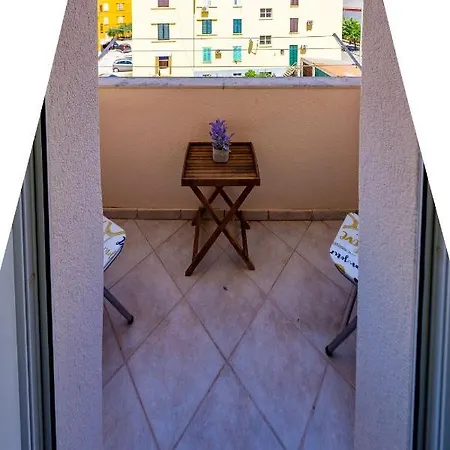 Vale With Balcony Daire *