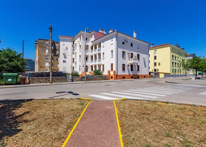 Apartment Vale With Balcony *