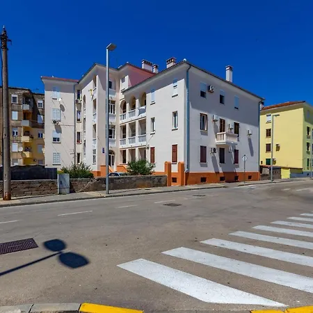 Apartment Vale With Balcony *
