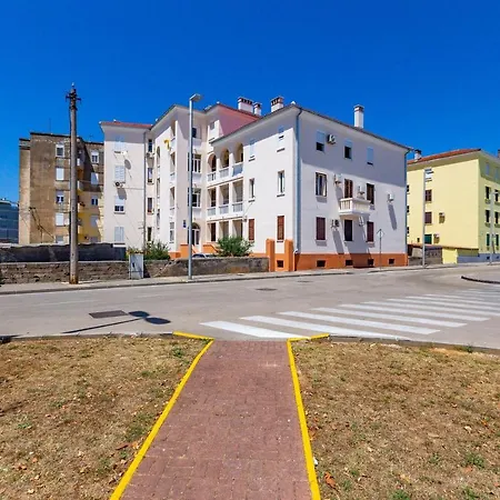 Apartment Vale With Balcony *